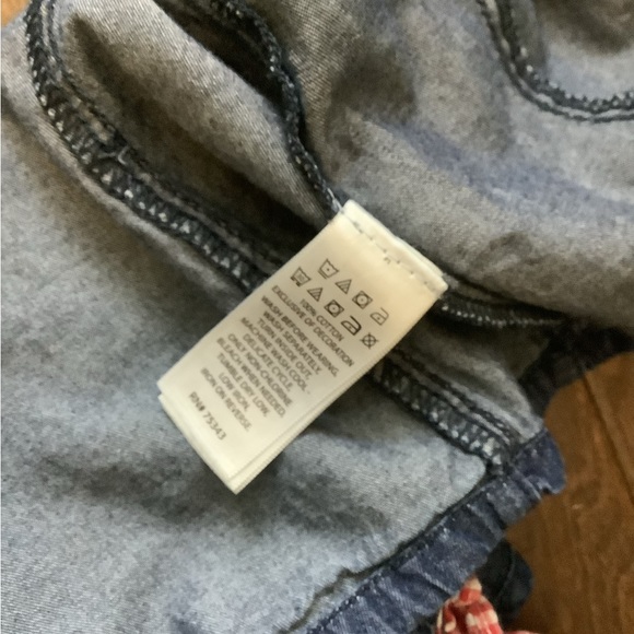 EUC Gillian’s Closet Denim Gingham Strawberry Dress Ruffle Button 4T - Picture 4 of 4